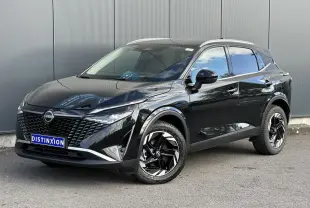 Nissan Qashqai noir nacré en 3/4 avant droit, avec jantes alliage noires et calandre distinctive en losange.