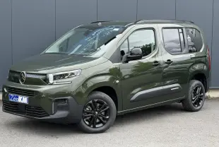 Citroën Berlingo Multispace vert Sirkka en 3/4 avant droit, avec jantes noires et barres de toit noires brillantes.
