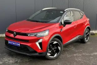 Renault Captur 2025 rouge Flamme et noir, vue 3/4 avant droit, jantes alu noires diamantées et railing de toit alu visibles.