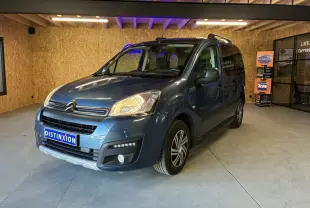 Citroën Berlingo Multispace bleu vue 3/4 avant droit en intérieur avec détails de calandre et phares allumés.