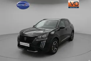 Peugeot 2008 Hybrid noir en 3/4 avant droit, avec jantes alliage 17 pouces et barres de toit visibles.