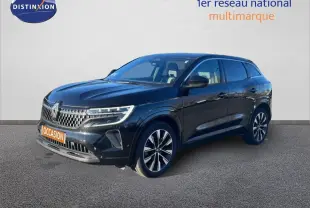 Renault Austral noir étoile métal en 3/4 avant droit, avec jantes alliage et calandre distinctive lumineuse.