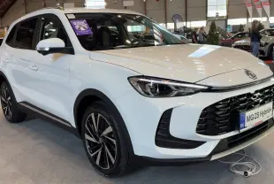 Vue 3/4 avant droite du MG ZS 1.5 Hybrid+ blanc Dover avec calandre noire et jantes bicolores au salon.