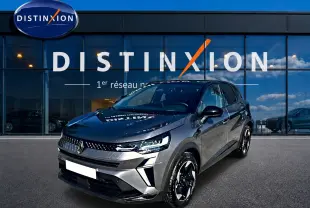 Renault Captur 2026 gris cassiopée en 3/4 avant droit, avec jantes alu noires et calandre moderne lumineuse.