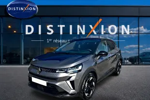 Renault Captur 2026 gris cassiopée en 3/4 avant droit, avec jantes alu noires et calandre moderne lumineuse.
