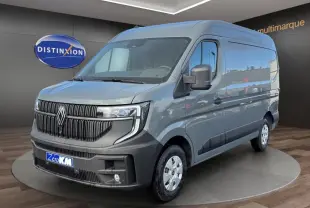 Vue 3/4 avant d’un Renault Master gris métallisé avec calandre noire et feux LED, sur fond intérieur showroom.