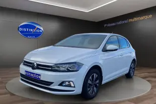 Volkswagen Polo 1.0 80ch Lounge Business blanc pure vue 3/4 avant droit avec jantes alliage et feux LED.