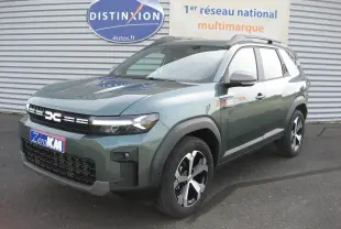 SUV Dacia Bigster gris schiste en 3/4 avant droit, avec calandre distinctive et jantes modernes.