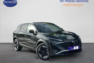 Vue 3/4 avant gauche du Nissan Qashqai Hybrid e-POWER 2025 en noir Kuro Métallisé avec calandre distinctive et jantes noires.
