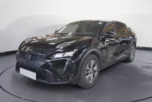 Peugeot 408 PHEV noir en 3/4 avant droit, avec jantes alliage 17 pouces et calandre distinctive moderne.