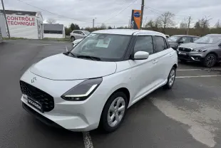 Vue 3/4 avant droite d'une Suzuki Swift 1.2 Privilège Hybrid blanche, avec calandre noire et jantes alliage.