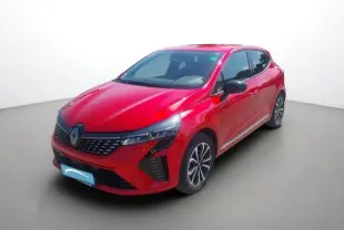 Renault Clio V E-Tech hybride rouge flamme, vue 3/4 avant droit, calandre noire et jantes alliage bicolores.