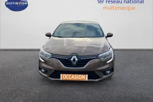 Vue avant d'une Renault Mégane IV TCe 100 Life brun cappuccino avec feux LED et calandre chromée.