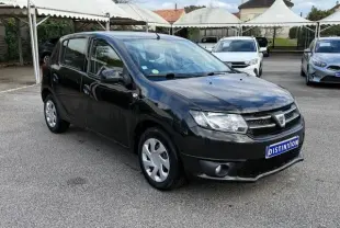 Dacia Sandero noire vue en 3/4 avant droit, compacte 5 portes avec jantes acier et calandre distinctive.
