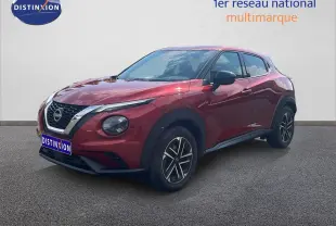 Nissan Juke rouge Fuji Metal en 3/4 avant droit, avec jantes alliage et calandre chromée visible.