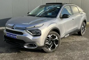 Citroën C4 PureTech 130 gris Artense en 3/4 avant droit, avec jantes alliage et toit ouvrant électrique.