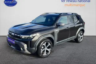 Dacia Duster noir 2026 en 3/4 avant droit, avec jantes alu et barres de toit visibles.