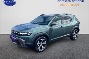 Vue 3/4 avant du Dacia Duster 2026 vert cèdre avec jantes alliage et barres de toit noires.