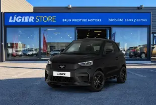 LIGIER JS50 SELECT REVO D+ noir intense, vue 3/4 avant, avec jantes noires et phares LED allumés.