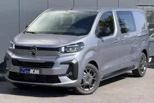 Citroën Jumpy gris Artense en 3/4 avant droit, avec jantes noires et coques de rétroviseurs noires Perla Nera.