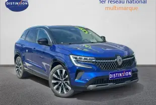 Renault Austral bleu Iron avec toit noir étoilé, vue 3/4 avant mettant en valeur la calandre et les jantes alu.