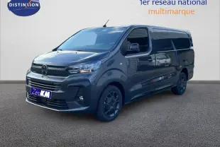Vue 3/4 avant droit d’un Citroën Jumpy Van Long L3 gris titane métallisé avec calandre noire et jantes assorties.