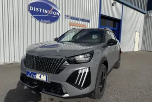 Peugeot 2008 Hybrid gris selenium toit noir, vue 3/4 avant droit, avec calandre noire et feux LED distinctifs.