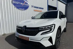 Renault Austral blanc en 3/4 avant droit, avec calandre noire à motif carré et phares LED distinctifs.