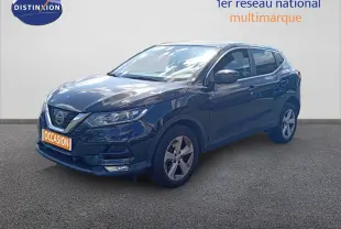 Nissan Qashqai noir métal en 3/4 avant droit avec jantes alliage et calandre chromée, sur fond neutre.