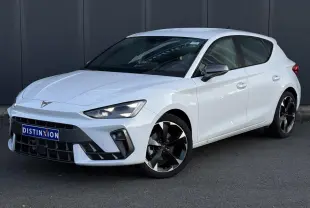 Vue 3/4 avant droite d'une CUPRA Leon blanche Neige avec jantes alliage 18'' noires et toit noir contrasté.