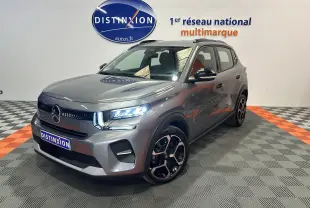 Citroën C3 Turbo 100 PLUS gris Artense en 3/4 avant droit, avec jantes bi-ton et phares LED allumés.