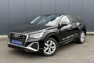 Audi Q2 noir Mythe vue 3/4 avant droit, avec calandre S-Line et jantes alliage 17 pouces visibles.