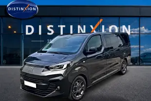 Vue 3/4 avant droit du FIAT Scudo Combi gris titane avec porte latérale coulissante et jantes spécifiques.