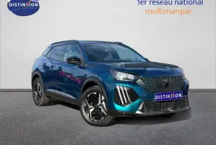 Peugeot e-2008 Bleu Obsession en 3/4 avant droit, avec calandre noire et jantes alu distinctives.