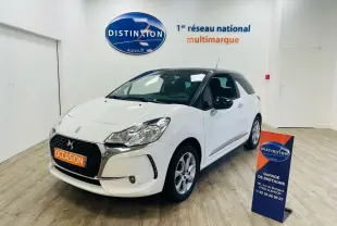 DS3 blanc 3/4 avant droit en showroom avec toit noir et plaque orange "OCCASION" visible sur la calandre.
