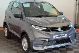 Vue 3/4 avant d'une Aixam Ambition 0.5 City Pack gris foncé avec rétroviseur caméra côté gauche.