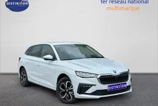 Vue 3/4 avant gauche d'une Skoda Scala blanc cristal avec calandre noire et jantes alu distinctives.