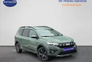 Dacia Jogger 2025 kaki lichen en 3/4 avant droit, SUV familial 7 places avec toit noir et jantes foncées.