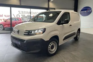 Peugeot Partner blanc en vue 3/4 avant droit, avec jantes tôles grises et pare-chocs noirs contrastants.