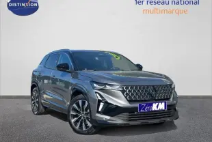 Renault Austral gris schiste avec toit noir étoilé, vue 3/4 avant mettant en valeur la calandre distinctive.