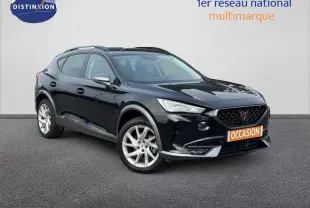 SUV CUPRA Formentor noir métallisé vu en 3/4 avant droit avec jantes alu et calandre distinctive.