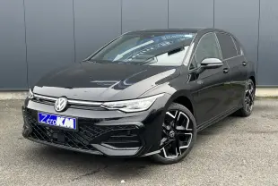 Volkswagen Golf VIII R-Line noire vue 3/4 avant avec jantes alliage 18 pouces et calandre laquée noire.