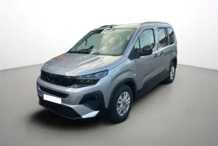 Peugeot Rifter BlueHDi 130 Allure gris Artense en 3/4 avant droit, avec calandre noire et barres de toit visibles.