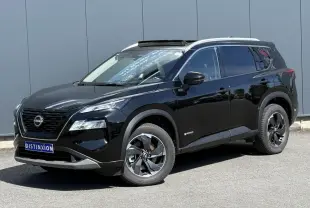 Nissan X-Trail 4x4 e-4orce noir intense en 3/4 avant droit avec toit panoramique ouvert.