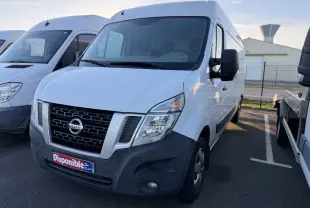 Fourgon blanc Nissan NV400 2.3 DCI 130 Optima vu en 3/4 avant droit sur parking extérieur