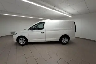 Vue de profil côté gauche du Volkswagen Caddy Cargo Maxi blanc candy 2026 dans un intérieur neutre.
