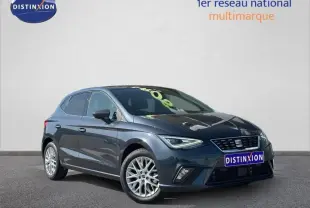 SEAT Ibiza 2025 gris magnétique métallisé vue 3/4 avant avec jantes alliage et calandre distinctive Xcellence.