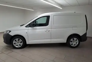 Vue de profil côté gauche d'un Volkswagen Caddy blanc Candy avec rétroviseurs noirs et jantes acier 16 pouces.