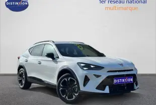 Vue 3/4 avant droite du CUPRA Formentor blanc Nevada métallisé avec jantes noires distinctives et calandre marquée.