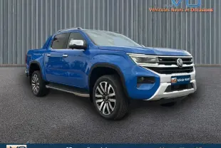 Volkswagen Amarok Aventura bleu en 3/4 avant droit avec jantes alliage 21 pouces et marchepieds visibles.